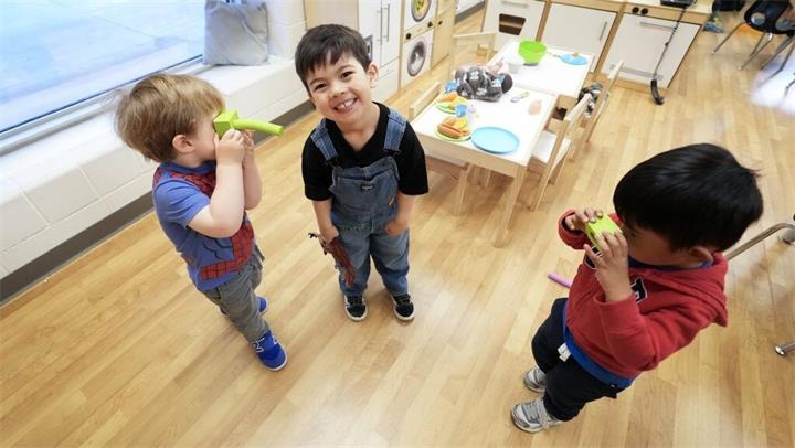 安省幼儿园课程改革引争议：强调阅读与数学，家长与专家担忧“学术化过度”1