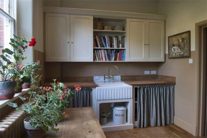 “水槽裙”火遍北美！英式乡村设计风席卷厨房与浴室，掀起复古家居新潮流1