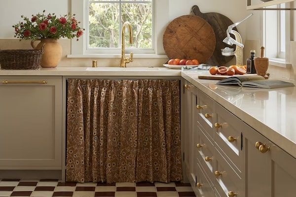 “水槽裙”火遍北美！英式乡村设计风席卷厨房与浴室，掀起复古家居新潮流2