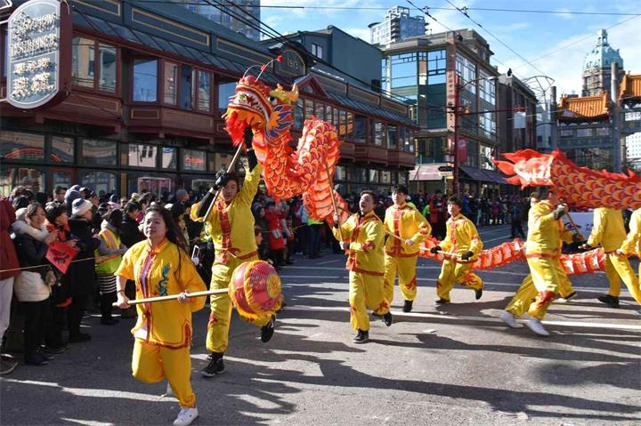 华人社区中的信息，通常是如何被传播的？2