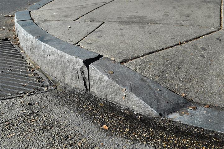 买房后才发现不能随便改？加拿大房产常见的市政审批与限制清单4