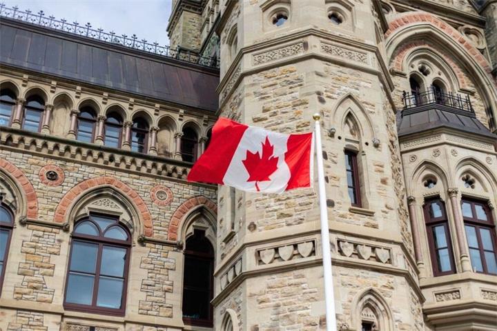 为什么加拿大公共体系中，“规则解释”本身也是制度责任的一部分？1