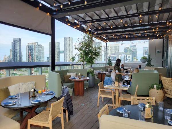 多伦多10家景观餐厅推荐:一边吃饭,一边欣赏天际线、湖景和CN塔4