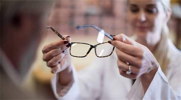 Getting glasses -配眼镜.jpg