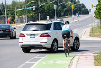 多伦多15个十字路口作试点！拟实行禁止汽车红灯右转2