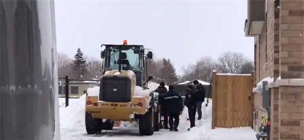 被雪埋进行心肺复苏抢救！安省小学生雪堆玩耍遭铲雪车事故！2