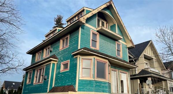 叫价140万加元!温哥华一座荒废30年的凶宅挂牌出售1 叫价140万加元!温哥华一座荒废30年的凶宅挂牌出售1