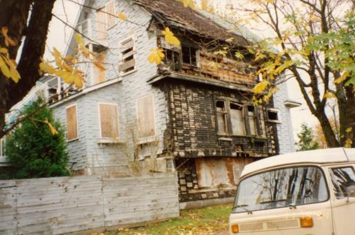 叫价140万加元!温哥华一座荒废30年的凶宅挂牌出售5 叫价140万加元!温哥华一座荒废30年的凶宅挂牌出售5