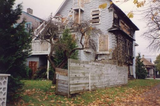 叫价140万加元!温哥华一座荒废30年的凶宅挂牌出售4 叫价140万加元!温哥华一座荒废30年的凶宅挂牌出售4