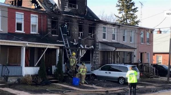 未听到烟雾报警器声音？奥沙瓦百年联排老屋发生火灾1