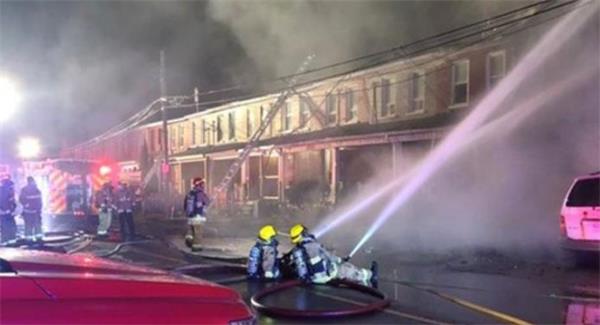 未听到烟雾报警器声音？奥沙瓦百年联排老屋发生火灾2