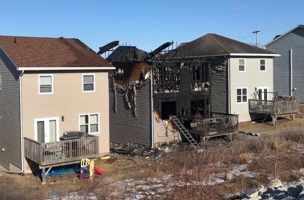 未听到烟雾报警器声音？奥沙瓦百年联排老屋发生火灾4