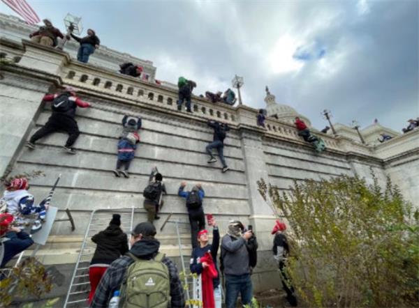 美国又出事了！国会大厦再遭袭击！汽车撞死警察7