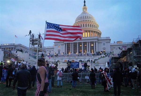 美国又出事了！国会大厦再遭袭击！汽车撞死警察9