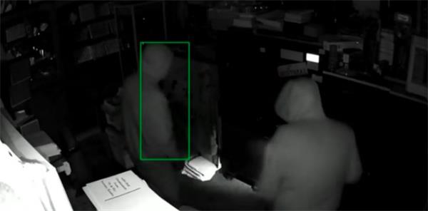 堪比大片！挖洞/切断监控/蒙特利尔一家珠宝店遭窃贼盗走100多万珠2