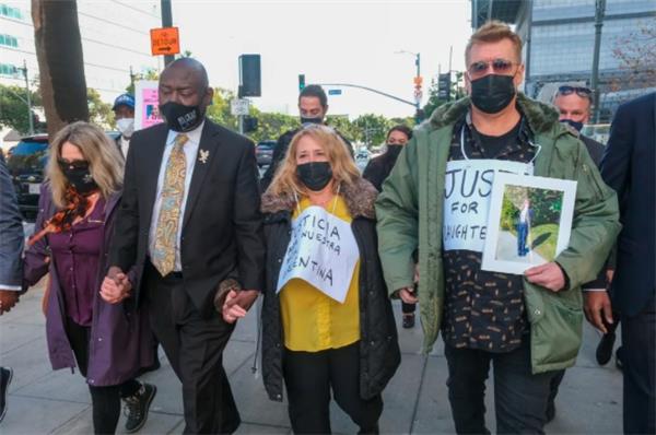14岁女孩平安夜被警方击中！民众呼吁全球加强警察问责制和透明度1