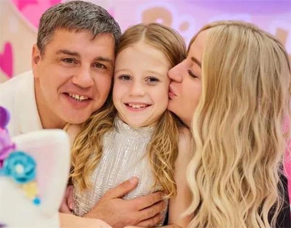 7岁俄罗斯女孩一年净赚2800万美元！福布斯公布全球收入最高网红排1