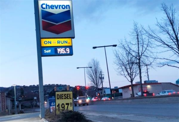 当心毁车偷油！加拿大油价飙升犯罪分子盯上汽车油箱1