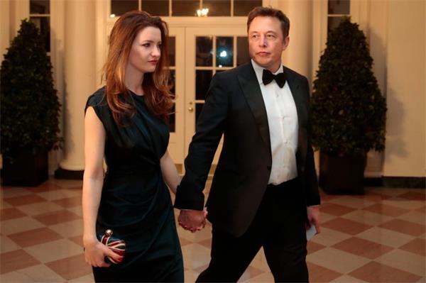 世纪庭审再爆猛料！赫德台上摔倒哭诉受到德普粉丝数千条“死亡威胁”3