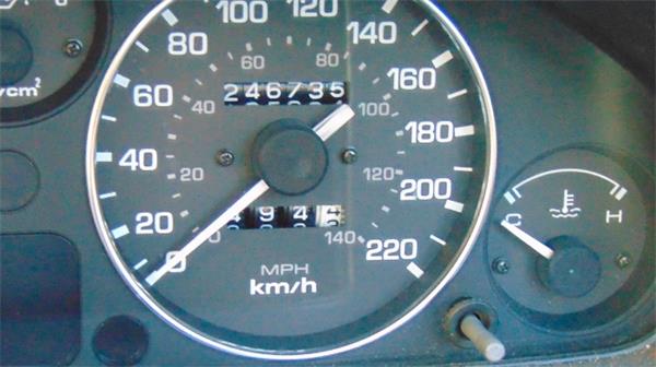 黑心！为卖好价钱有人偷调二手车的里程表1