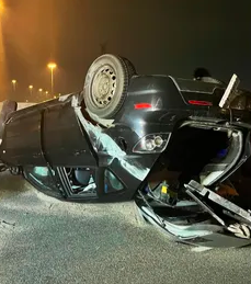 80岁老年司机醉驾闯被封的交通事故现场！一女子在超市停车场被持枪劫1