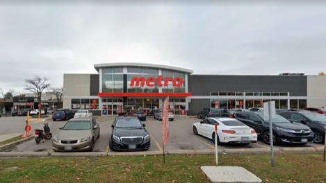 80岁老年司机醉驾闯被封的交通事故现场！一女子在超市停车场被持枪劫3