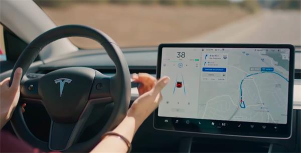 惊掉下巴！加拿大特斯拉司机在飞驰行驶的汽车内躲在方向盘后睡大觉1