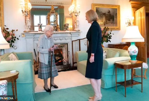 伦敦桥倒了！第一位访问中国的英国君主伊丽莎白二世逝世2