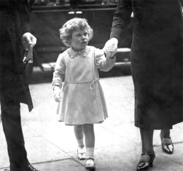 英国女王走了，在位70年结束了近百年的传奇人生2