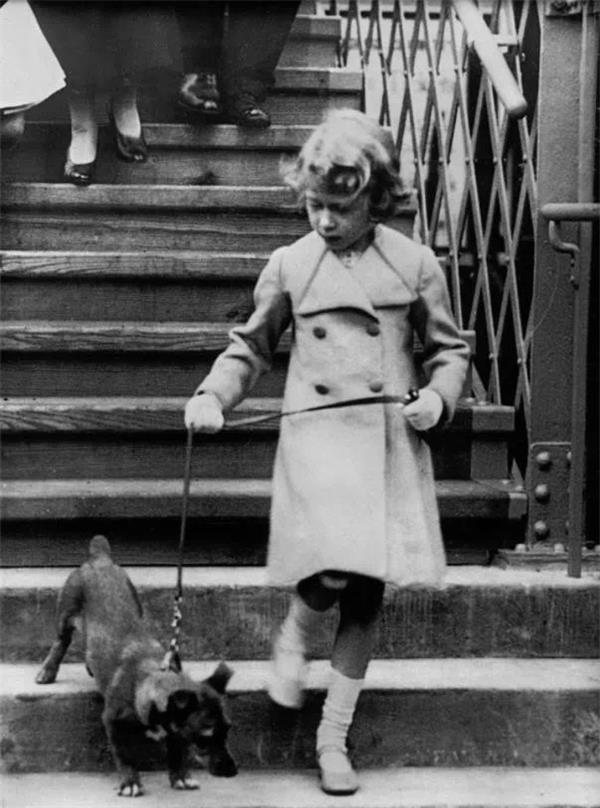 英国女王走了，在位70年结束了近百年的传奇人生4