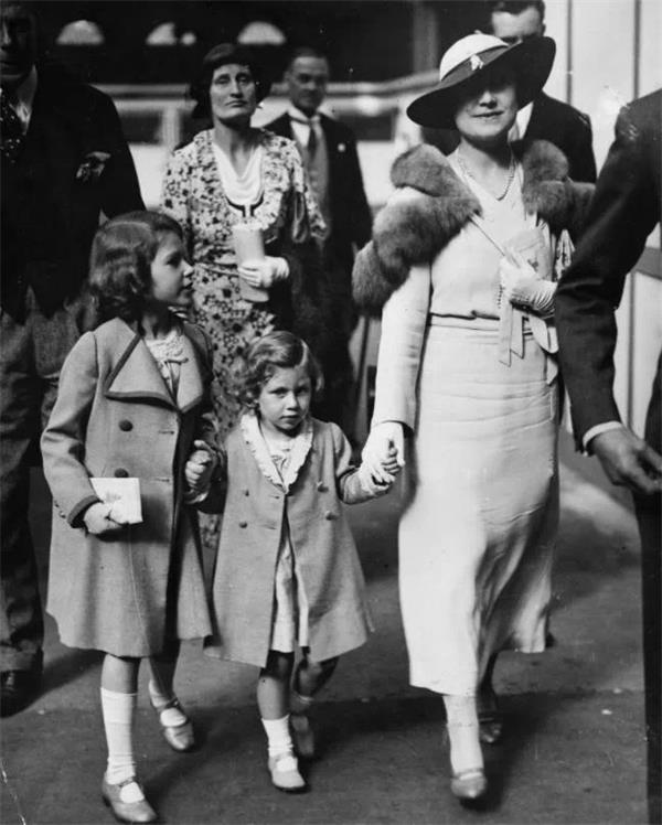 英国女王走了，在位70年结束了近百年的传奇人生6