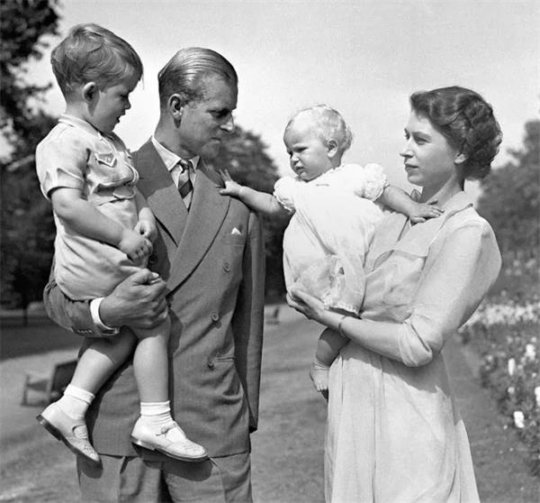 英国女王走了，在位70年结束了近百年的传奇人生12