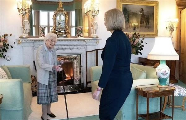 英国女王走了，在位70年结束了近百年的传奇人生24