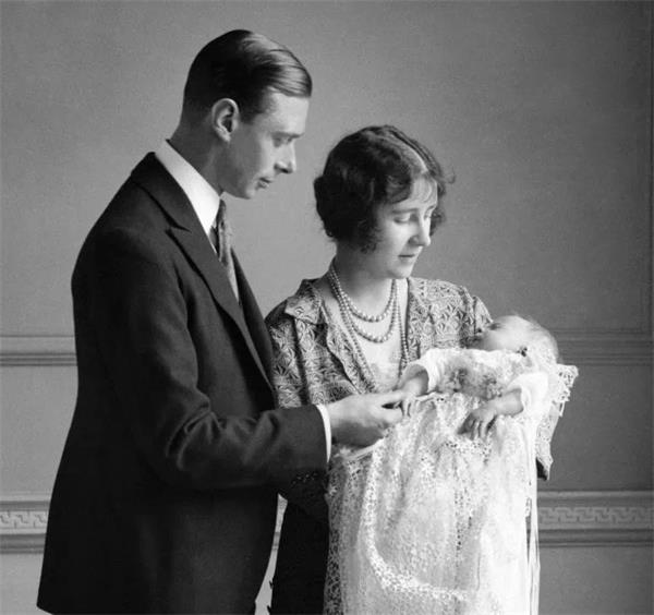 英国女王走了，在位70年结束了近百年的传奇人生1