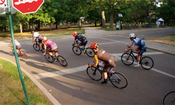 多伦多新增设的减速带被投诉！造成著名自行车骑手身受重伤2