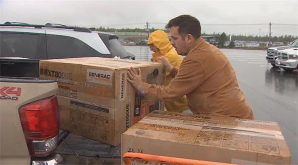 货架被抢空！大西洋省份遭遇极端天气求生必备2