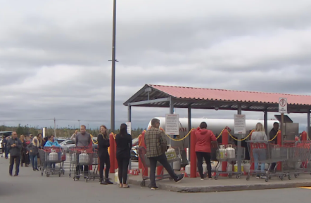货架被抢空！大西洋省份遭遇极端天气求生必备3