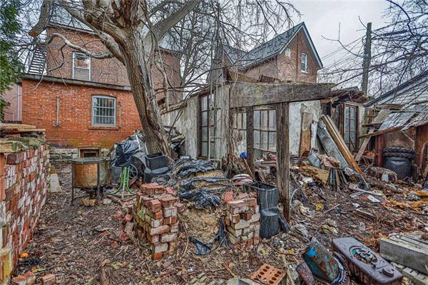 “望而怯步”多伦多市中心的一栋老宅出售，恐怖到像一座鬼屋1