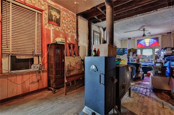 “望而怯步”多伦多市中心的一栋老宅出售，恐怖到像一座鬼屋2