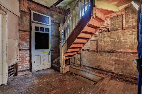 “望而怯步”多伦多市中心的一栋老宅出售，恐怖到像一座鬼屋3