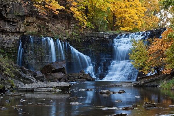 秋季不光是赏枫的季节，也是捕捉迷人瀑布的最佳时间4