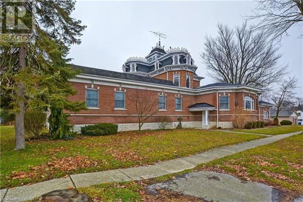 花 60 万买了一个上世纪的殡仪馆，你敢住吗？1