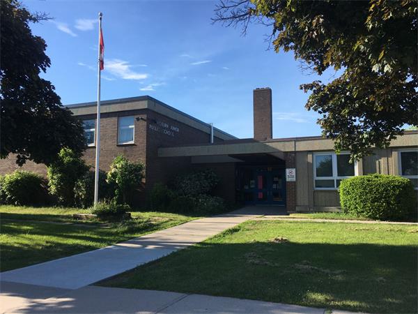 士嘉堡发生枪击事件，一死一伤，2所学校已关闭2