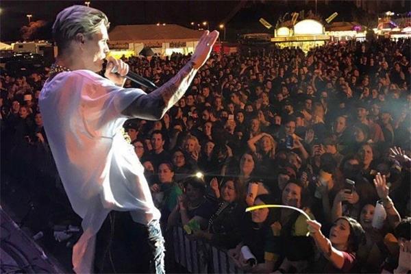 说唱歌手亚伦·卡特于今日死于家中，享年34岁2