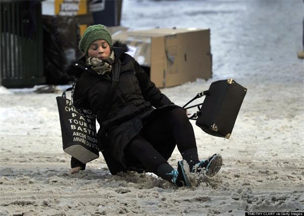 “黑冰” 遍布在很多地方，司机、行人和骑车的人都要注意了2