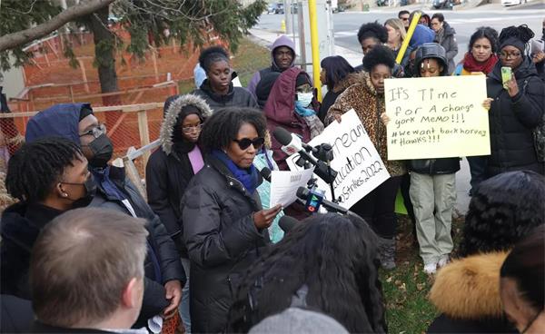 罢课！学生们拒绝上课走出校园。群殴、贩毒、暴力在这所学校越演愈烈1