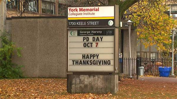 罢课！学生们拒绝上课走出校园。群殴、贩毒、暴力在这所学校越演愈烈2