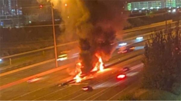 401高速皮克林路段暂时封路了，2车相撞起火，4人受伤1