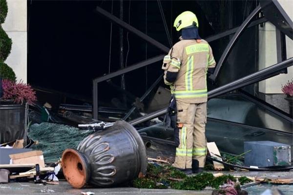 柏林一个巨大水族馆发生爆裂，导致玻璃、水和数百条热带鱼溢出2