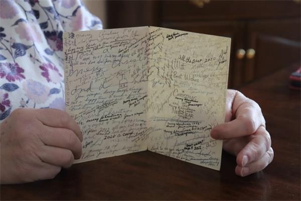 50 多年来，这对兄妹一直来回邮寄同一张圣诞贺卡3